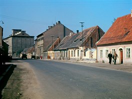 Pekárenská ulice v roce 1964 se starou zástavbou. Velká budova v pozadí je...