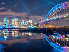 Ikonický most Harbour Bridge v Sydney. "Jakmile se dostanete do cíle, mete se...
