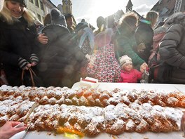 Chebt radn nesli a rozdvali osm metr "charitativn vnoky". Nkupem...