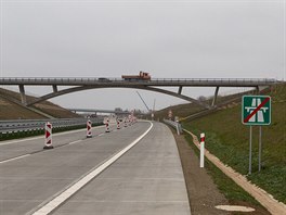 Pohled na konec nově dokončeného předposledního dosud chybějícího úseku dálnice...