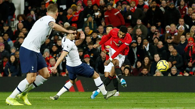 Marcus Rashford (vpravo) z Manchesteru United dává gól do sítě Tottenhamu.