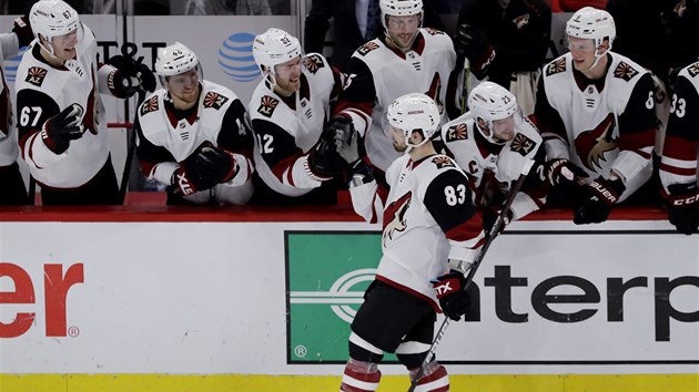 Conor Garland z Arizony po spnm njezdu proti Chicagu.