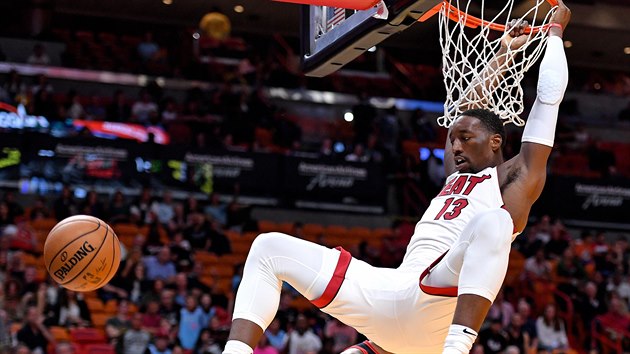 Bam Adebayo z Miami smeuje do koe Chicaga.