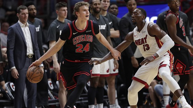 Lauri Markkanen (vlevo) z Chicaga rozehrv, napad ho Bam Adebayo z Miami.