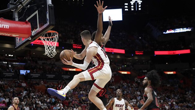 Tyler Herro z Miami pihrv v utkn proti Chicagu.