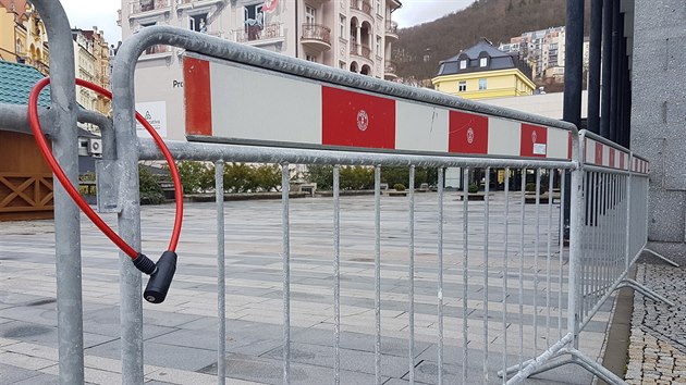 Spr�va V��deln� kolon�dy pro ve�ejnost uzav�ela kv�li �patn�mu stavu plochu ve�ejn�ho prostranstv�.