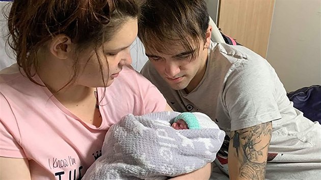 Chloe Hollandov se svm partnerem a synem, kter se narodil pedasn v jednatictm tdnu. 