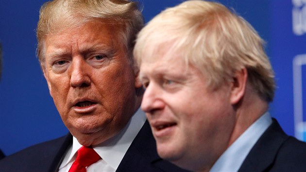Americk prezident Donald Trump (vlevo) a britsk premir Boris Johnson na summitu NATO v Londn (4. prosince 2019)