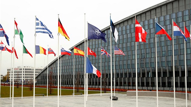 Vlajky stát NATO ped sídlem organizace v Bruselu.