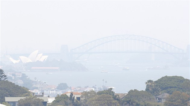 Siln vtr zavl kou z lesnch por a do Sydney. (5. prosince 2019)
