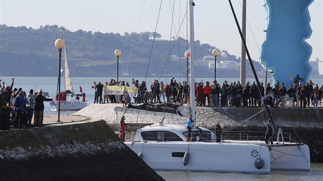 Aktivistka Greta Thunbergov po ttdenn plavb pes Atlantik dorazila do pstavu v Lisabonu. (3. prosince 2019)