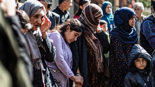 Jezídky zachráněné ze zajetí Islámského státu čekají v syrské vesnici na autobus do iráckého Sindžáru. (13. dubna 2019)