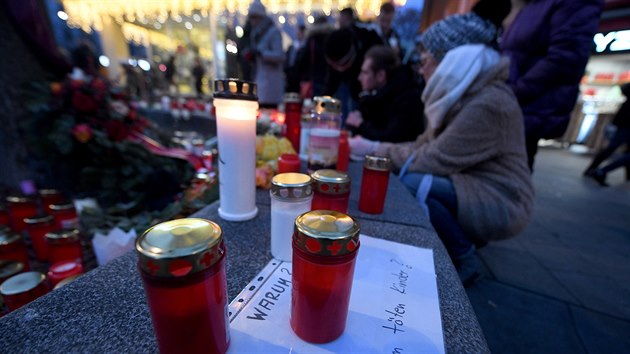 Lid v Augsburgu zapalovali svky na pamtku zavradnho hasie. (8. prosince 2019)