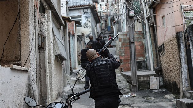 Brazilsk policie zasahuje proti gangm ve favelch v Rio de Janeiru. (22. kvtna 2019)