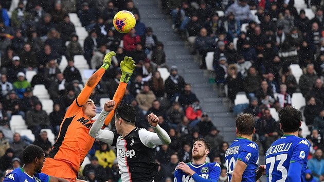 Brank Sassuola Stefano Turati (v oranovm) se natahuje po mi v utkn proti Juventusu.