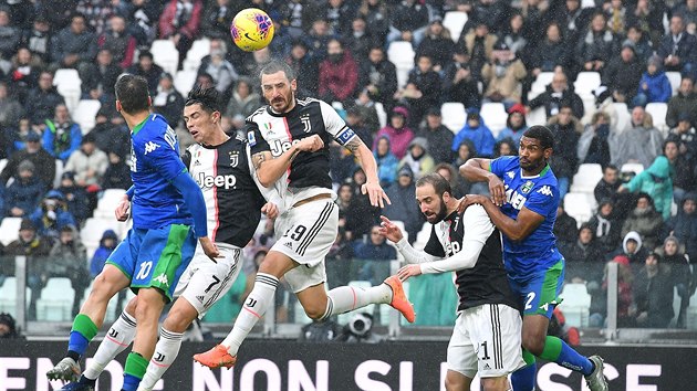 Leonardo Bonucci z Juventusu (uprosted) hlavikuje v utkn proti Sassuolu.