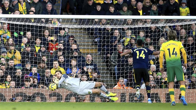 Brank Norwich City Tim Krul (vlevo) kryje penaltu Arsenalu.