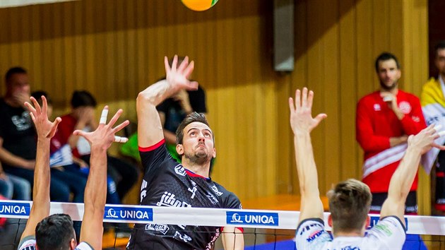 Momentka z volejbalov�ho z�pasu �esk� Bud�jovice (�ern�) vs. Kladno.