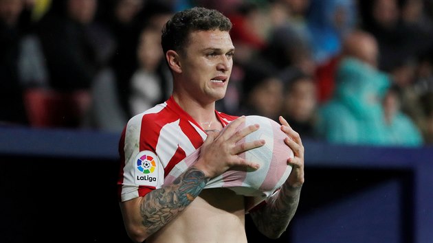 Kieran Trippier z Atltica Madrid si pipravuje balon ped autovm vhazovnm v zpase proti Barcelon.