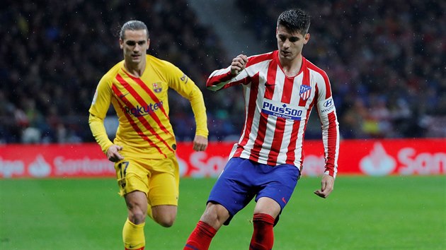 lvaro Morata z Atltica Madrid (vpravo) u balonu, dobh jej Antoine Griezmann z Barcelony.