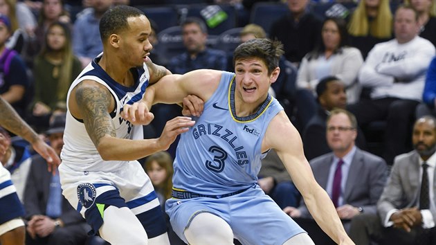 Grayson Allen (vpravo) z tmu Memphis Grizzlies se sna pejt pes Shabazze Napiera z Minnesoty.