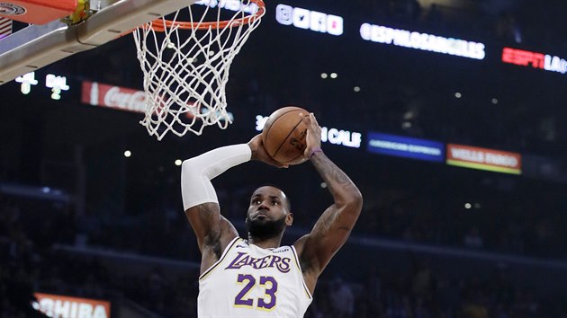 LeBron James z Los Angeles Lakers zakonuje v utkn proti Dallasu.