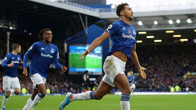 Dominic Calvert-Lewin z Evertonu se raduje z glu v utkn s Chelsea.