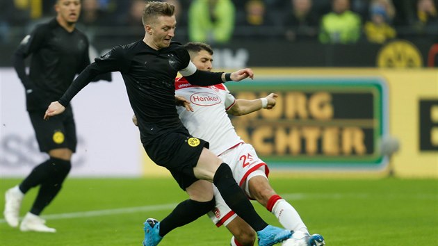 Marco Reus z Dortmundu (vlevo) a Matthias Zimmermann z Düsseldorfu bojují o míč.