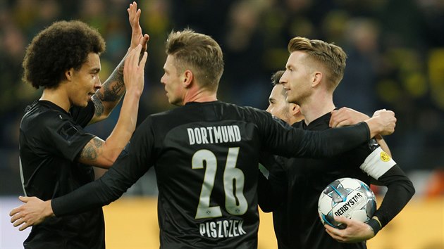 Marco Reus z Dortmundu (vpravo) přijímá gratulace od spoluhráčů za trefu v utkání s Düsseldorfem.