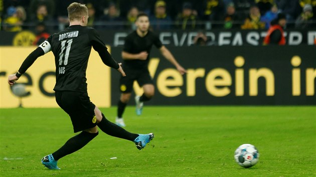 Marco Reus z Dortmundu dává gól v utkání s Düsseldorfem.