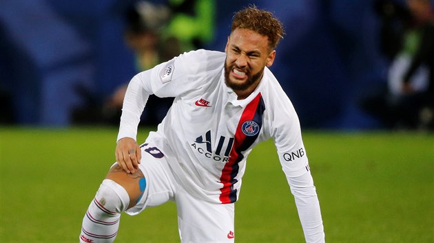 Neymar z PSG se sbr s trvnku v utkn s Montpellier.