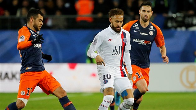 Neymar z PSG (v blm) vede m v zpase proti Montpellier.