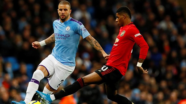 Marcus Rashford z Manchesteru United (vpravo) a Kyle Walker z Manchesteru City bojuj o m.