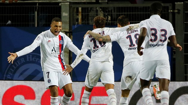 Fotbalist PSG se raduj z glu v utkn s Montpellier.