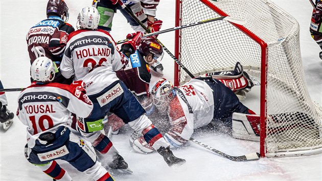 Pardubick glman Ondej Kacetl zasahuje bhem extraligovho zpasu proti Spart.