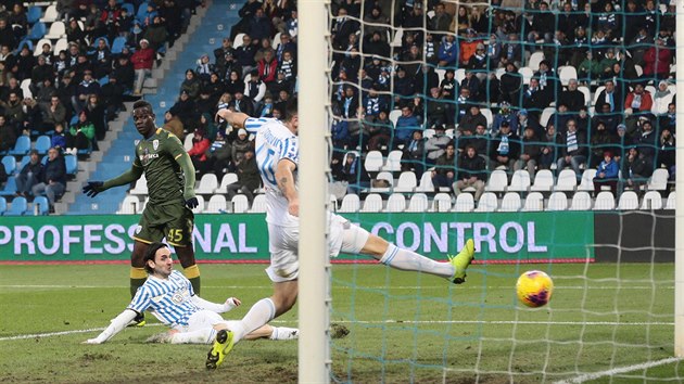 tonk Brescie Mario Balotelli (vlevo) skruje bhem zpasu proti Spalu.