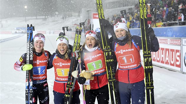 Norky Marte Olsbuov Roiselandov, Tiril Eckhoffov, Ingrid Landmarkov Tandrevoldov a Karoline Offigstadov Knottenov (zleva) se raduj z vtzstv ve tafetovm zvod v stersundu.