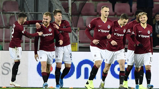Sparťané se radují ze vstřeleného gólu v zápase proti Mladé Boleslavi, autorem branky je Martin Hašek (druhý zleva).