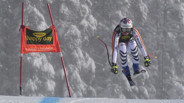 Nmka Viktoria Rebensburgov na trati super-G v Lake Louise.