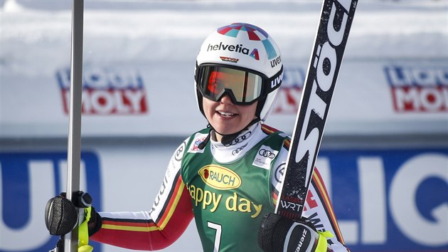 Nmka Viktoria Rebensburgov se raduje v cli super-G v Lake Louise.