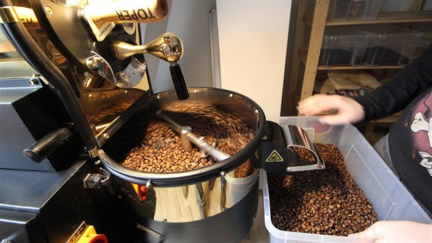 Ve starém stroji se dalo naráz pražit jen 300 gramů zrn, do bubnu nového přístroje, jehož investice by se měla vrátit do dvou let, se vejde kilogram zelených kávových zrn.
