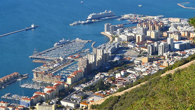 Pohled na gibraltarský přístav z úbočí Skály