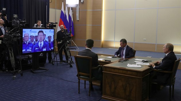 Prezidenti Ruska a ny Vladimir Putin (na snmku vpravo) a Si in-pching v pondl prostednictvm telemostu zahjili provoz plynovodu Sla Sibie, prvnho mezi obma stty. Plynovod zv do roku 2024 hodnotu vzjemnho obchodu na 200 miliard dolar (4,6 bilionu K) ron. Napojuje nu na sibisk nalezit zemnho plynu. (2. prosince 2019)