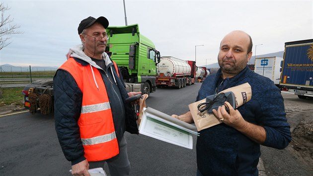 Nov mtn systm CzechToll pro idie kamion si zatm nevydal vnj dopravn komplikace. Na snmku idii kamion na benzinov stanici Varvaov na dlnici D8. (2. prosince 2019)