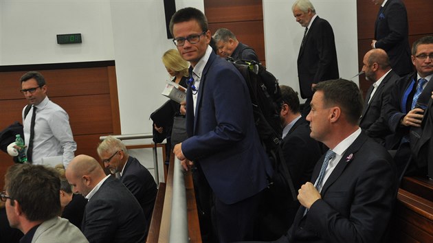 Jaroslav Stuchlík (vzadu v černém) na jednou ze soudů s hejtmanem Půtou.  (11. září 2018)