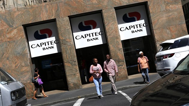 Lid ped pobokou Capitec Bank v jihoafrickm Kapskm Mst. (2016)