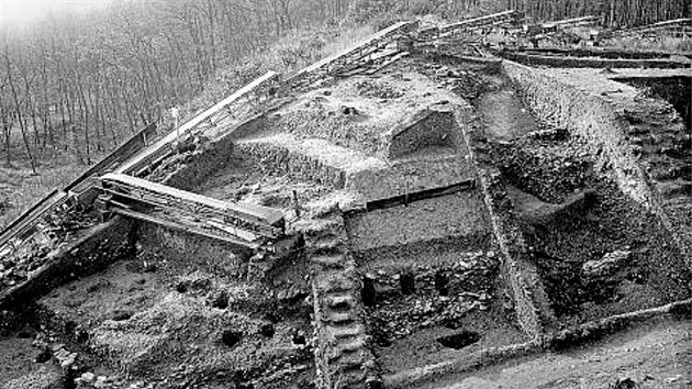 Na akropoli na Z�visti u Zbraslavi za�aly p��pravn� pr�ce k v�zkumu ji� ve 40. letech 20. stolet�.