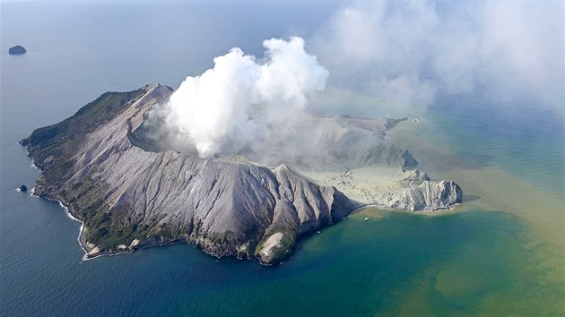 Na novozlandskm ostrvku White Island vybuchla sopka. V tu chvli u n byly destky lid. (9. prosince 2019)