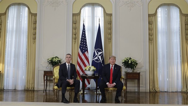 Americk prezident Donald Trump se setkal s generlnm tajemnkem NATO Jensem Stoltenbergem. Spolu s dalmi hlavami stt se astn dvoudennho summitu NATO v Londn ku pleitosti 70 let existence Severoatlantick aliance. (3. prosince 2019)