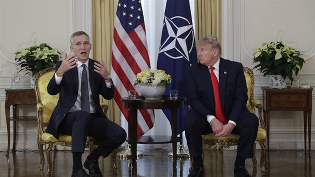 Americký prezident Donald Trump se setkal s generálním tajemníkem NATO Jensem Stoltenbergem. Spolu s dalšími hlavami států se účastní dvoudenního summitu NATO v Londýně ku příležitosti 70 let existence Severoatlantické aliance. (3. prosince 2019)
